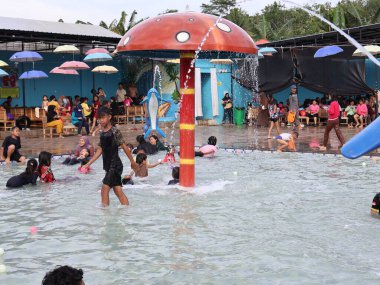 Balikpapan 29 Aralık 2024 Hafta sonu Karang Joang Waterfun Balikpapan 'daki su parkının koşuşturması