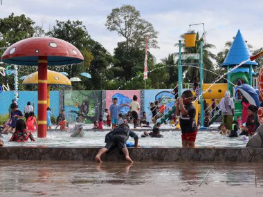 Balikpapan 29 Aralık 2024 Hafta sonu Karang Joang Waterfun Balikpapan 'daki su parkının koşuşturması