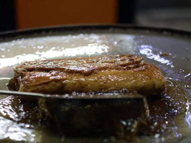 Bir Martabak Telur yapma ya da pişirme süreci. Tavada sıcak yağ ile kızartılan aperatifler yumurta, et, sebze ve baharatla dolu undan yapılır..