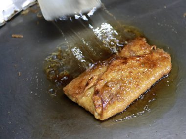 Bir Martabak Telur yapma ya da pişirme süreci. Tavada sıcak yağ ile kızartılan aperatifler yumurta, et, sebze ve baharatla dolu undan yapılır..