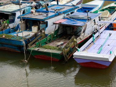 Balikpapan 28 Aralık 2024 Geleneksel balıkçı tekneleri balıkçı köyü Balikpapan şehrinin nehir kıyısındaki rıhtıma demirlediler.