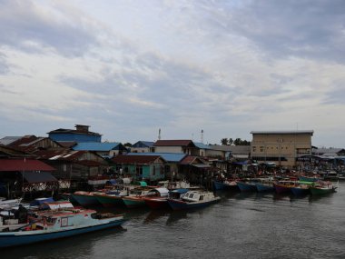 Balikpapan 28 Aralık 2024 Geleneksel balıkçı tekneleri balıkçı köyü Balikpapan şehrinin nehir kıyısındaki rıhtıma demirlediler.