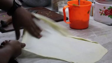 Bir Martabak Telur yapma ya da pişirme süreci. Tavada sıcak yağ ile kızartılan aperatifler yumurta, et, sebze ve baharatla dolu undan yapılır..