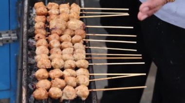 Pentol Bakar, Satıcı köfteyi kızartıyor. Izgara köfte veya pentol bakar, Endonezya sokak yemeği, ucuz ve lezzetli