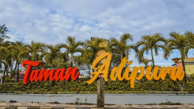 Balikpapan Ocak 01.2025 'te Balikpapan-doğu Kalimantan' daki Adipura anıtı. Adipura, Endonezya 'da kent ortamlarını temizlemede ve yönetmede başarılı olan şehirler için verilen bir ödüldür..