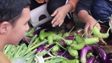 Balikpapan Ocak 04.2025 Asya geleneksel sebze pazarı, satıcılar ve alıcılarla dolu geleneksel pazar ortamı, taze sebze satıcıları