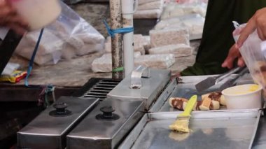 Balikpapan Ocak 04.2025 'te kusmuk pastası yaparken, Pukis buğday bazlı hamurdan yapılmış ve özel bir kalıpta pişirilmiş, kusmuk geleneksel Asya Endonezya pastası 