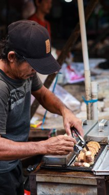 Balikpapan Ocak 04.2025 'te kusmuk pastası yaparken, Pukis buğday bazlı hamurdan yapılmış ve özel bir kalıpta pişirilmiş, kusmuk geleneksel Asya Endonezya pastası 
