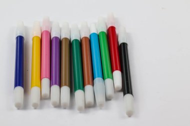 Renkli işaretler bej renk tabanında izole edilmiş, yumuşak uçlu işaretler. Okul ve ofis için genel belirteçler.