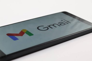 Balikpapan-Endonezya 1 Şubat 2025 Gmail logosu beyaza izole edilmiş bir akıllı telefon. Çevrimiçi sosyal medya ve sosyal ağ hizmetleri popüler.