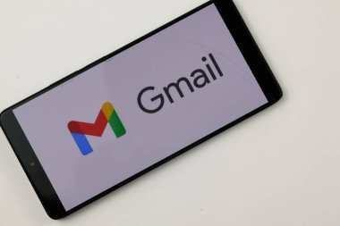 Balikpapan-Endonezya 1 Şubat 2025 Gmail logosu beyaza izole edilmiş bir akıllı telefon. Çevrimiçi sosyal medya ve sosyal ağ hizmetleri popüler.
