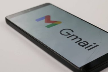 Balikpapan-Endonezya 1 Şubat 2025 Gmail logosu beyaza izole edilmiş bir akıllı telefon. Çevrimiçi sosyal medya ve sosyal ağ hizmetleri popüler.