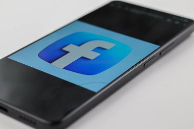Balikpapan-Endonezya 1 Şubat 2025 Facebook logosu beyaza izole edilmiş bir akıllı telefon. Çevrimiçi sosyal medya ve sosyal ağ hizmetleri popüler.
