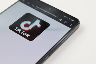Beyaz telefondan izole edilmiş bir akıllı telefon üzerindeki Balikpapan-Endonezya 1 Şubat 2025 Tiktok logosu. Çevrimiçi sosyal medya ve sosyal ağ hizmetleri Endonezya 'da popüler.