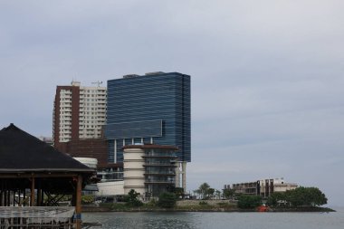 Borneo Körfezi 'nin ihtişamı Balikpapan Apartmanı. Bandar alışveriş merkezinden uzaktan çekilmiş deniz manzaralı bir fotoğraf.