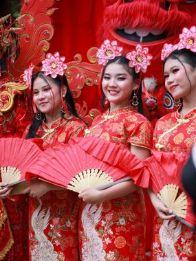 Balikpapan-Endonezya 29 Ocak 2025 Çin Yeni Yıl Festivali 'nde geleneksel Çin kıyafetleri giyen güzel bir bayan dansçı.