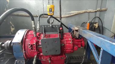 Balikpapan-Endonezya 21 Şubat 2025 Allison Transmission HT 750 ve CLT 750 serisi Dyno Testi profesyonel otomotiv atölyesinde veya Balikpapan 'da Test bankında. Kırmızı renk