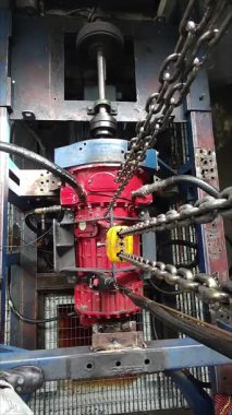 Balikpapan-Endonezya 21 Şubat 2025 Allison Transmission HT 750 ve CLT 750 serisi Dyno Testi profesyonel otomotiv atölyesinde veya Balikpapan 'da Test bankında. Kırmızı renk