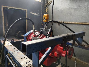 Balikpapan-Endonezya 21 Şubat 2025 Allison Transmission HT 750 ve CLT 750 serisi Dyno Testi profesyonel otomotiv atölyesinde veya Balikpapan 'da Test bankında. Kırmızı renk