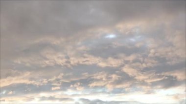 Bulutlar mavi gökyüzünde hareket eder. Gündüz vakti tropik gökyüzü, sadece beyaz ve mavi renkler. Farklı yükseklikte yarı saydam katmanlar. Zaman aşımı.