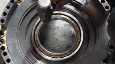 Otomatik Aktarım Garaj Hizmetlerinde Yeniden İnşa Edildi. Otomatik şanzımanı garaja ya da tamirat ya da tamirat için tamirhaneye kapatın. Kerteriz çekiç kullanılıyor.
