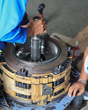 Otomatik Aktarım Garaj Hizmetlerinde Yeniden İnşa Edildi. Otomatik şanzımanı garaja ya da tamirat ya da tamirat için tamirhaneye kapatın. Ana şaft ve piston yükleniyor.