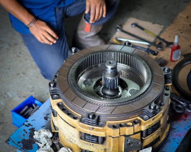 Otomatik Aktarım Garaj Hizmetlerinde Yeniden İnşa Edildi. Otomatik şanzımanı garaja ya da tamirat ya da tamirat için tamirhaneye kapatın. Ana şaft ve piston yükleniyor.