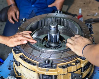 Otomatik Aktarım Garaj Hizmetlerinde Yeniden İnşa Edildi. Otomatik şanzımanı garaja ya da tamirat ya da tamirat için tamirhaneye kapatın. Ana şaft ve piston yükleniyor.