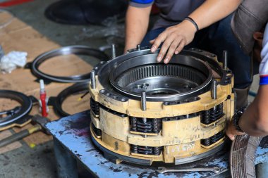 Otomatik Aktarım Garaj Hizmetlerinde Yeniden İnşa Edildi. Otomatik şanzımanı garaja ya da tamirat ya da tamirat için tamirhaneye kapatın. Ana şaft ve piston yükleniyor.