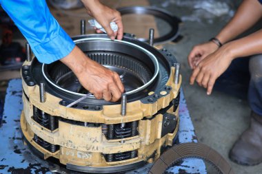 Otomatik Aktarım Garaj Hizmetlerinde Yeniden İnşa Edildi. Otomatik şanzımanı garaja ya da tamirat ya da tamirat için tamirhaneye kapatın. Ana şaft ve piston yükleniyor.