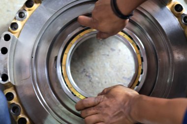 Otomatik Aktarım Garaj Hizmetlerinde Yeniden İnşa Edildi. Otomatik şanzımanı garaja ya da tamirat ya da tamirat için tamirhaneye kapatın. Kerteriz çekiç kullanılıyor.