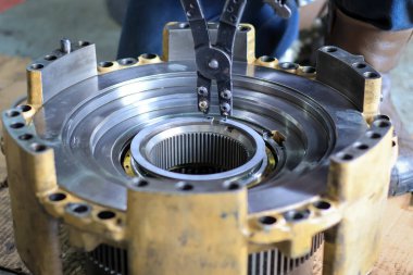 Otomatik Aktarım Garaj Hizmetlerinde Yeniden İnşa Edildi. Halkayı kapatın ve kerpeten kullanarak istinat konumunu koruyun