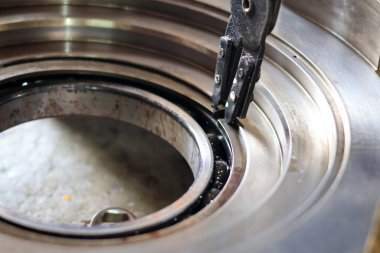 Otomatik Aktarım Garaj Hizmetlerinde Yeniden İnşa Edildi. Halkayı kapatın ve kerpeten kullanarak istinat konumunu koruyun