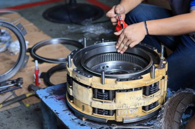 Garaj hizmetlerindeki Drum Piston Otomatik Transmisyonunu yağlayın. Tamir fabrikasındaki otomatik iletim sistemini kapatın..