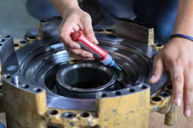 Otomatik Aktarım Yeniden İnşa Ederken, Otomatik Aktarım Garaj hizmetlerinde, Otomatik Aktarım Otomatik Aktarımı Garajda veya Tamir Kurarken Loctite uygula.