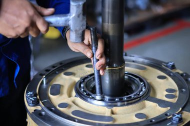 Balikpapan-Endonezya 3 Mart 2025 Bearing Main Shaft Komatsu Otomatik Transmisyon Atölye hizmetleri, Transindo Balikpapan montaj otomatik iletim