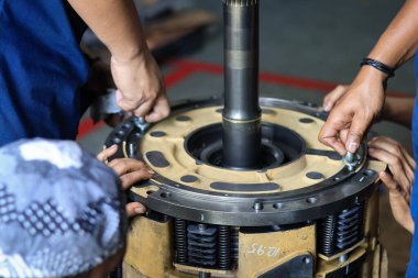 Balikpapan-Endonezya 3 Mart 2025 Drum Piston Ters Komatsu Otomatik Transmisyon Atölye hizmetleri, Transindo Balikpapan montaj otomatik iletim