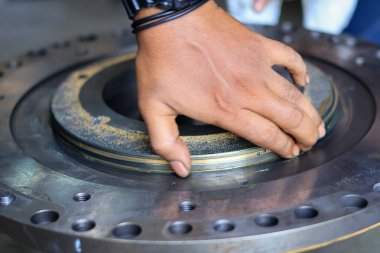 Atölye hizmetlerinde Clutch Sürtünme ve Tepki Komatsu Otomatik Aktarımı kuruluyor, Transindo balikpapan 'da otomatik iletim montajı