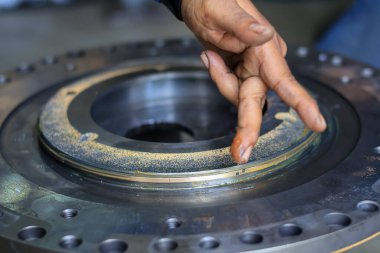 Atölye hizmetlerinde Clutch Sürtünme ve Tepki Komatsu Otomatik Aktarımı kuruluyor, Transindo balikpapan 'da otomatik iletim montajı