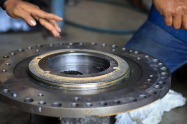 Atölye hizmetlerinde Clutch Sürtünme ve Tepki Komatsu Otomatik Aktarımı kuruluyor, Transindo balikpapan 'da otomatik iletim montajı