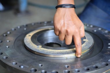 Atölye hizmetlerinde Clutch Sürtünme ve Tepki Komatsu Otomatik Aktarımı kuruluyor, Transindo balikpapan 'da otomatik iletim montajı
