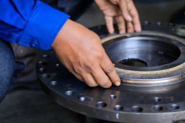 Atölye hizmetlerinde Clutch Sürtünme ve Tepki Komatsu Otomatik Aktarımı kuruluyor, Transindo balikpapan 'da otomatik iletim montajı