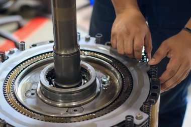 Balikpapan-Endonezya 3 Mart 2025 Clutch Sürtünme ve Tepki Kurulumu. Atölye hizmetlerinde otomatik iletim, Transindo balikpapan 'da otomatik iletim