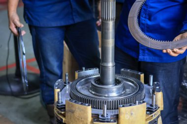 Balikpapan-Endonezya 3 Mart 2025 Clutch Sürtünme ve Tepki Kurulumu. Atölye hizmetlerinde otomatik iletim, Transindo balikpapan 'da otomatik iletim