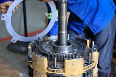 Balikpapan-Endonezya 3 Mart 2025 Clutch Sürtünme ve Tepki Kurulumu. Atölye hizmetlerinde otomatik iletim, Transindo balikpapan 'da otomatik iletim