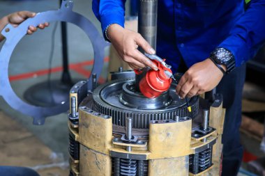 Balikpapan-Endonezya 3 Mart 2025 Clutch Sürtünme ve Tepki Kurulumu. Atölye hizmetlerinde otomatik iletim, Transindo balikpapan 'da otomatik iletim