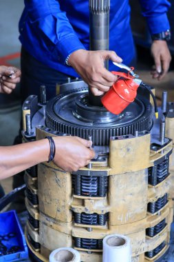Balikpapan-Endonezya 3 Mart 2025 Clutch Sürtünme ve Tepki Kurulumu. Atölye hizmetlerinde otomatik iletim, Transindo balikpapan 'da otomatik iletim