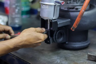 Tamircinin elini kapatın ve turbo şarj cihazının basınçlı hava üfleyerek düzgün çalışmasını sağlayın..