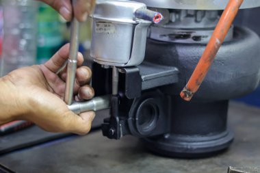 Tamircinin elini kapatın ve turbo şarj cihazının basınçlı hava üfleyerek düzgün çalışmasını sağlayın..