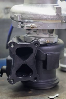 Turbo şarj cihazları, turbo şarj cihazlarının egzoz gazlarının kinetik enerjisiyle çalışmasıyla birbirinden ayırt edilir.